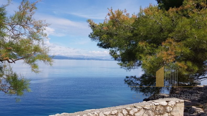 BUILDING LAND PLOT ON THE ISLAND OF HVAR, FIRST ROW BY THE SEA