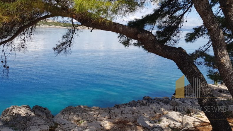 BUILDING LAND PLOT ON THE ISLAND OF HVAR, FIRST ROW BY THE SEA