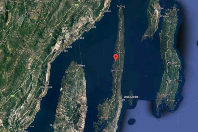 GRAĐEVINSKO ZEMLJIŠTE NA OTOKU HVARU, PRVI RED DO MORA