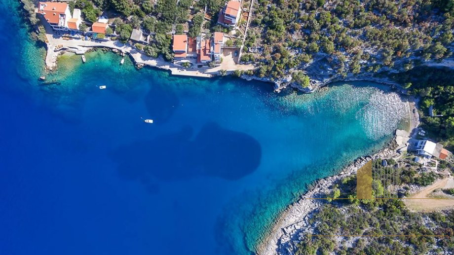 GRAĐEVINSKO ZEMLJIŠTE NA OTOKU HVARU, PRVI RED DO MORA