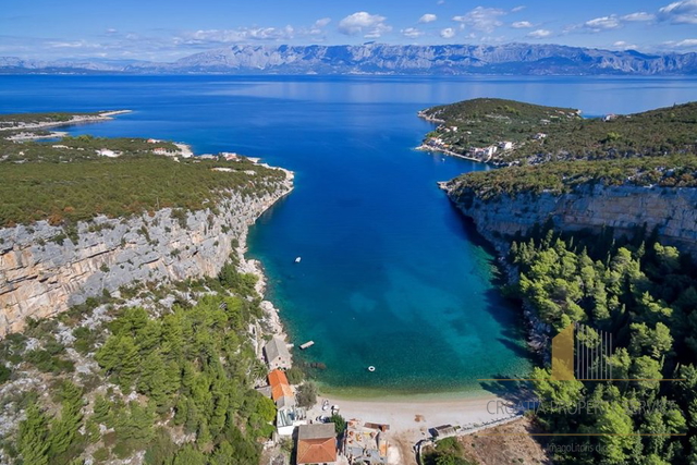 BUILDING LAND PLOT ON THE ISLAND OF HVAR, FIRST ROW BY THE SEA