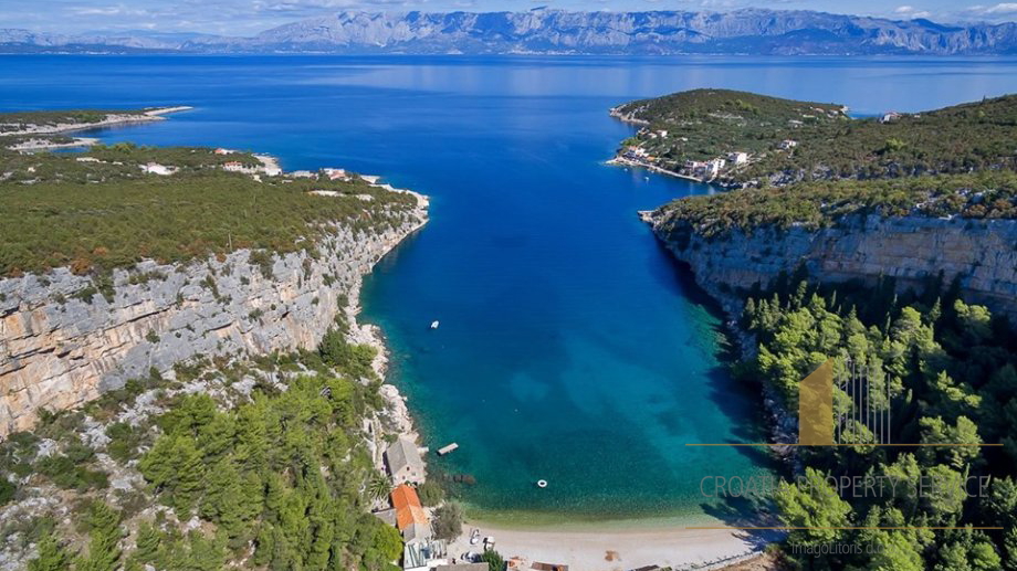 BUILDING LAND PLOT ON THE ISLAND OF HVAR, FIRST ROW BY THE SEA