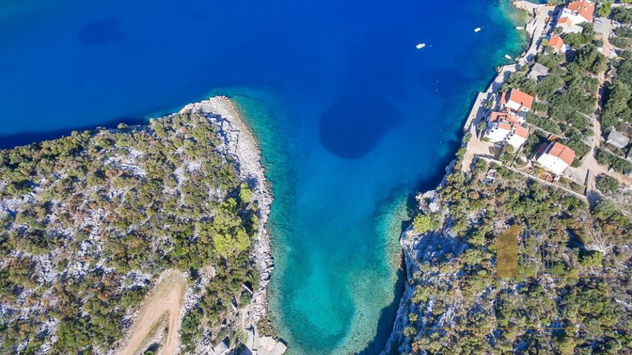 GRAĐEVINSKO ZEMLJIŠTE NA OTOKU HVARU, PRVI RED DO MORA