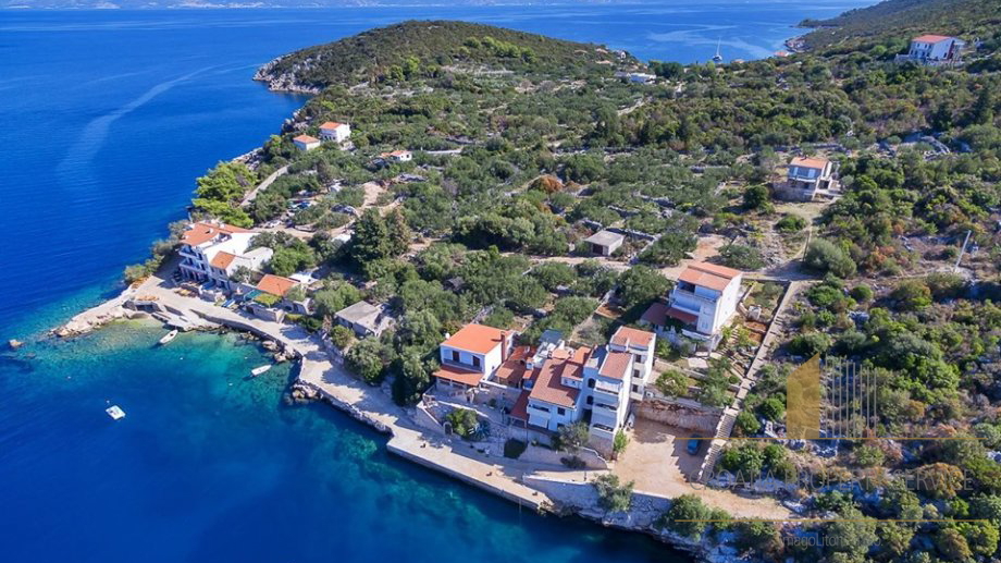 BUILDING LAND PLOT ON THE ISLAND OF HVAR, FIRST ROW BY THE SEA