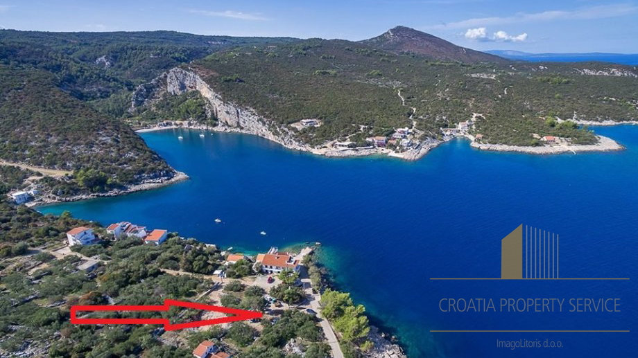 BUILDING LAND PLOT ON THE ISLAND OF HVAR, FIRST ROW BY THE SEA