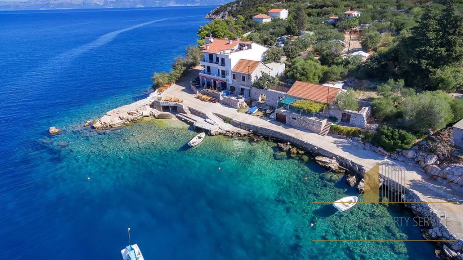 BUILDING LAND PLOT ON THE ISLAND OF HVAR, FIRST ROW BY THE SEA