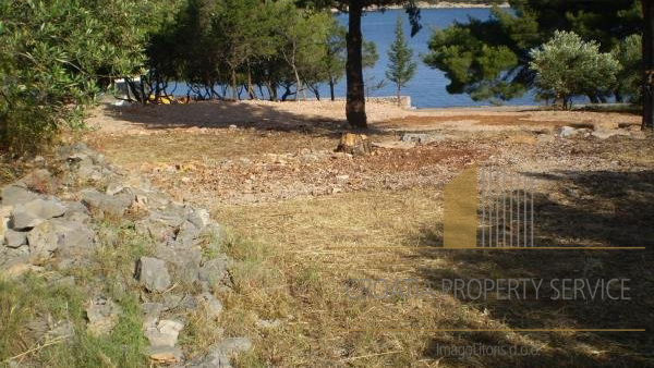 BUILDING LAND PLOT ON THE ISLAND OF HVAR, FIRST ROW BY THE SEA