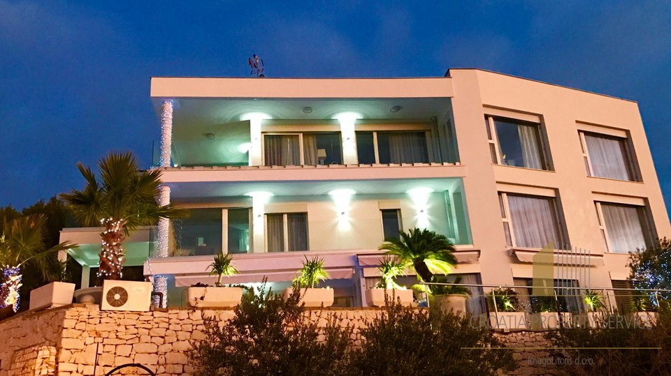 LUXURY VILLA WITH POOL, SPLIT SURROUNDINGS,