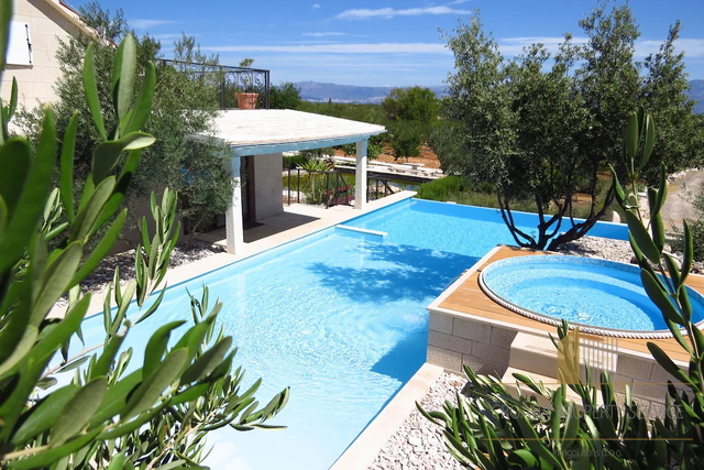 Fascinating villa with a beautiful view in Sutivan on the island of Brač with a land plot of 11,450 m2