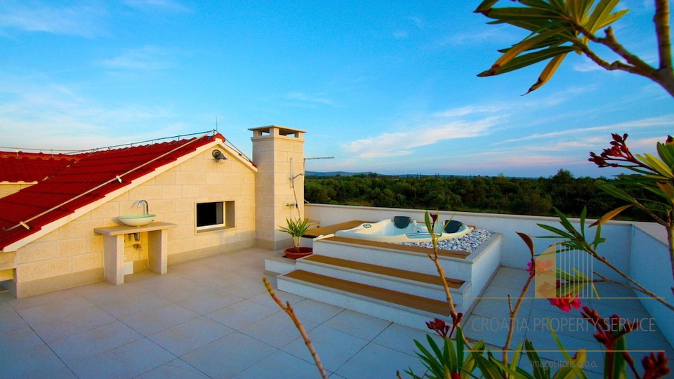 Faszinierende Villa in Sutivan auf der Insel Brac mit einem Grundstück von 11450 m2, mehr als 1 ha!