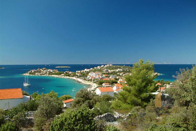 A cozy villa in the low-rise resort of Sevid between Trogir and Rogoznica, in the edge of fabulous bays and peninsulas!