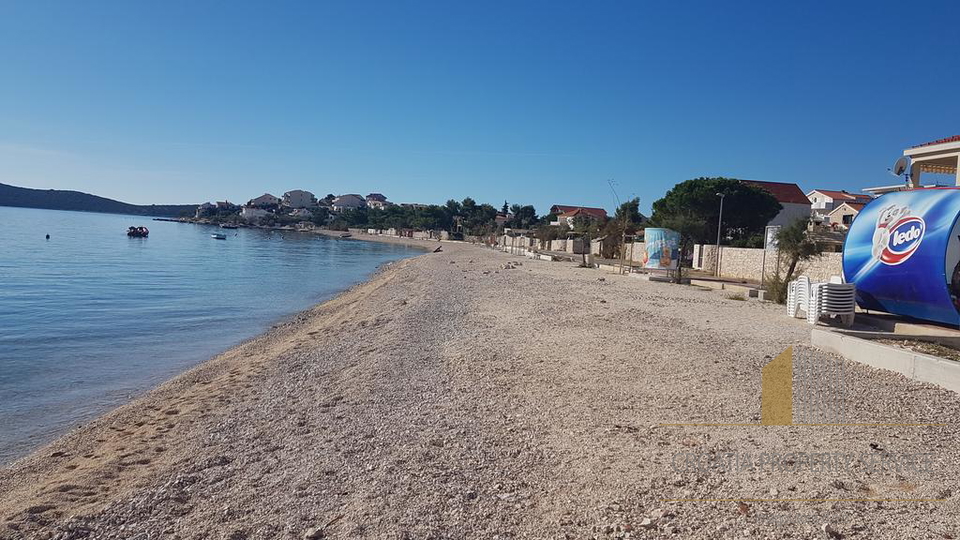 Ugodna vila u naselju Sevid između Trogira i Rogoznice, na rubu prekrasnih uvala i poluotoka!