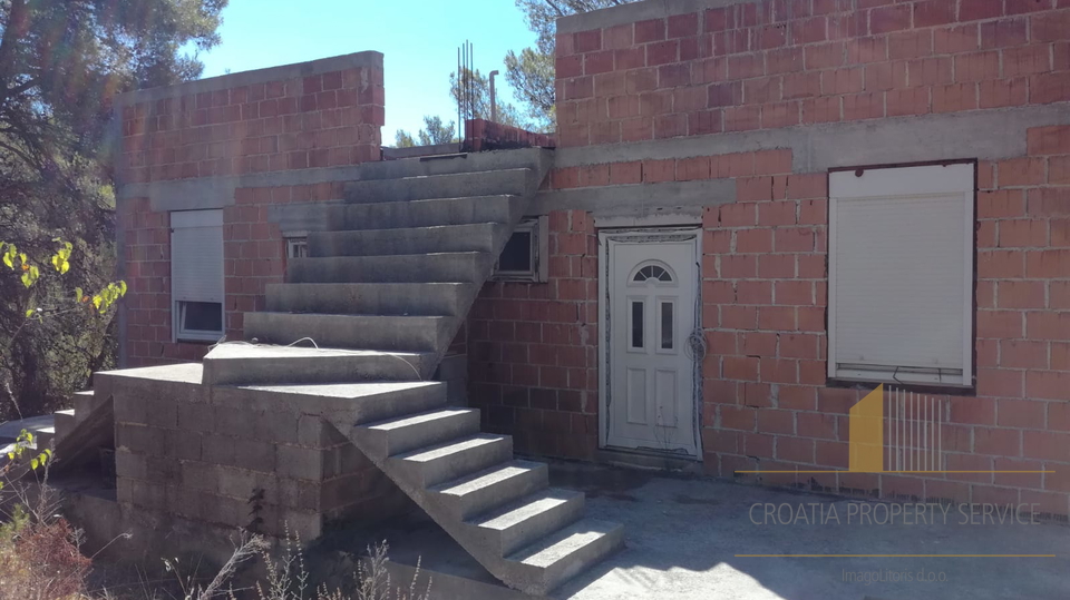 BUILDING LAND WITH AN UNFINISHED HOUSE IN MILNA ON THE ISLAND OF BRAČ