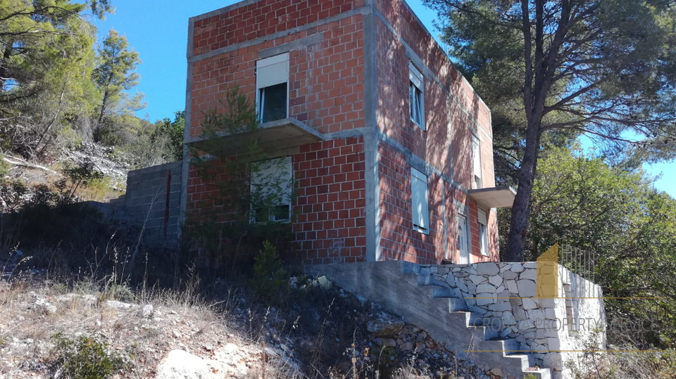 BUILDING LAND WITH AN UNFINISHED HOUSE IN MILNA ON THE ISLAND OF BRAČ
