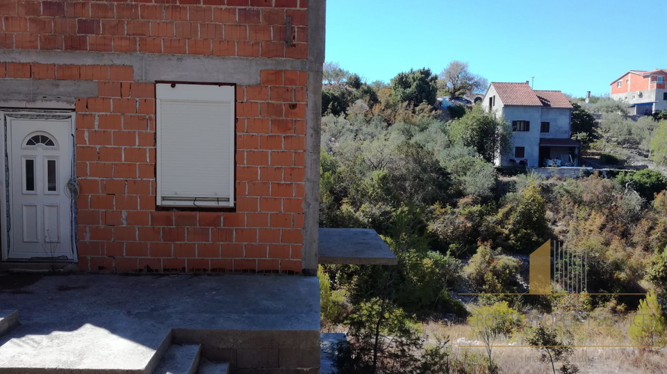 BUILDING LAND WITH AN UNFINISHED HOUSE IN MILNA ON THE ISLAND OF BRAČ