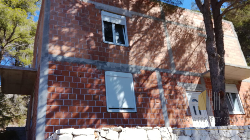 BUILDING LAND WITH AN UNFINISHED HOUSE IN MILNA ON THE ISLAND OF BRAČ