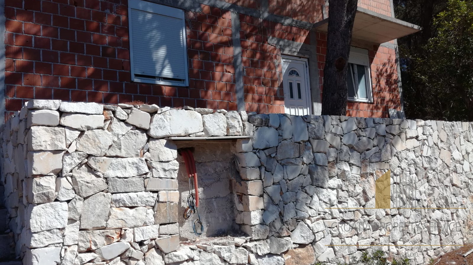 BUILDING LAND WITH AN UNFINISHED HOUSE IN MILNA ON THE ISLAND OF BRAČ