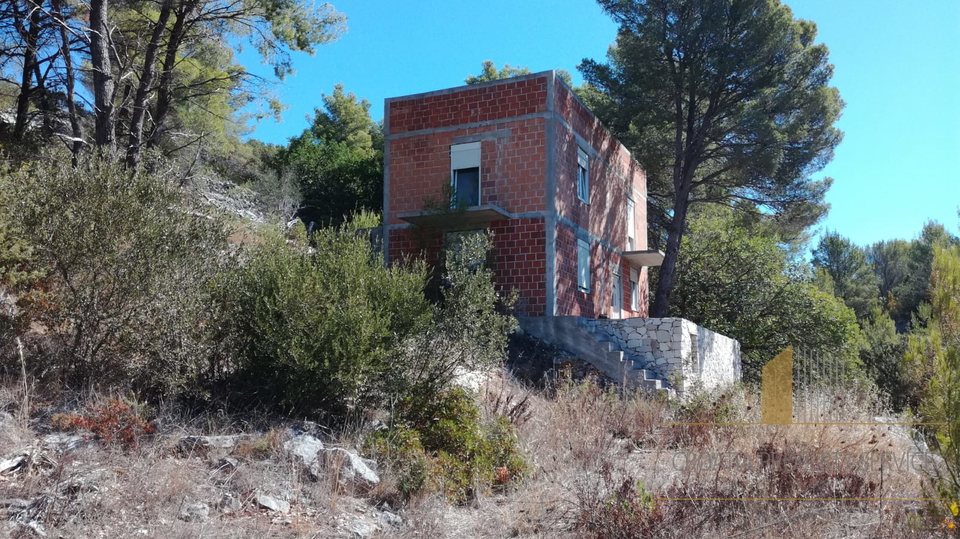 BUILDING LAND WITH AN UNFINISHED HOUSE IN MILNA ON THE ISLAND OF BRAČ