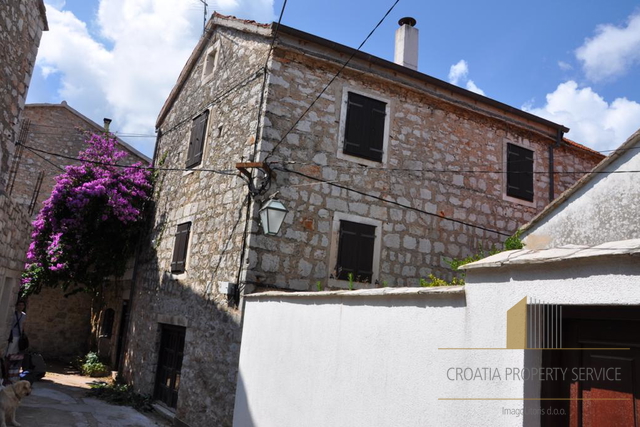 KAMENA KUĆA U JELSI