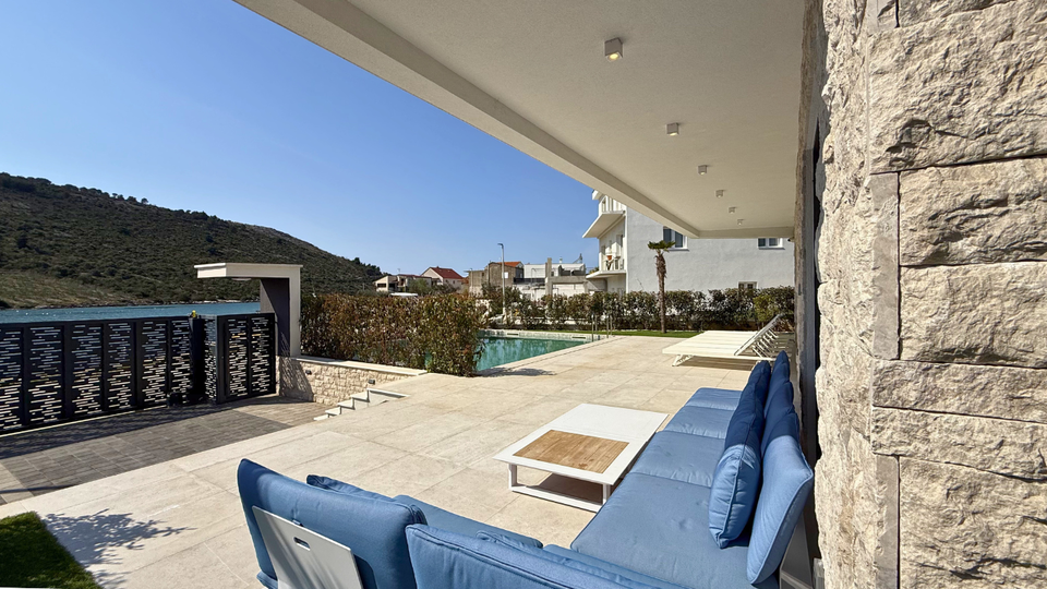 Moderna luksuzna vila v prvem vrsti ob morju &ndash; Rogoznica&excl;