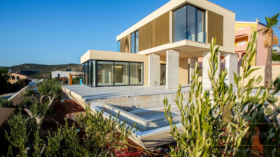 Nuova villa di lusso a 170 m dal mare – Ražanj!