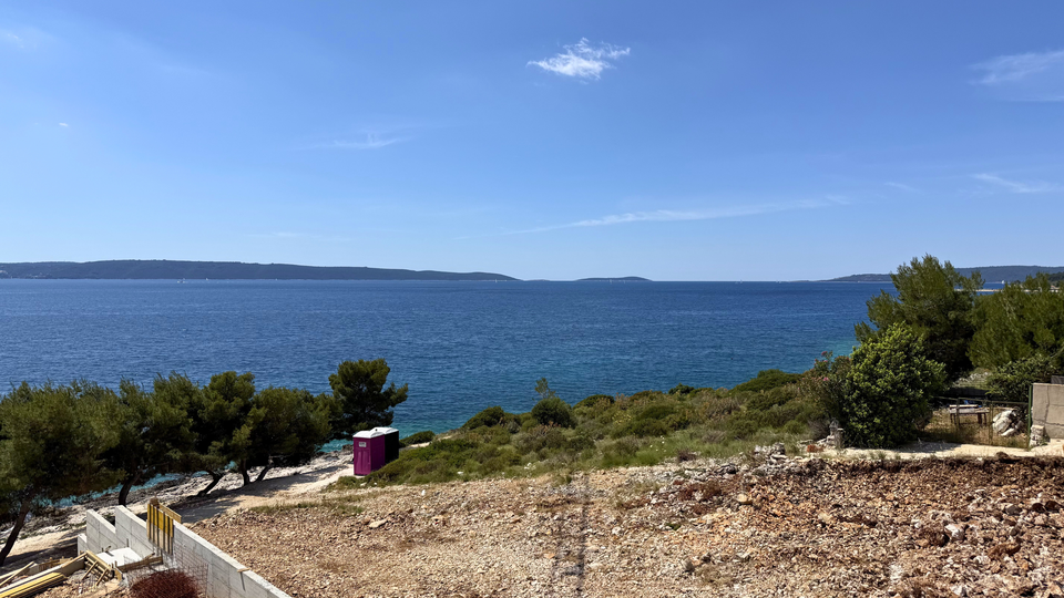 Luksuzan stan s vrtom i bazenom prvi red uz pla&zcaron;u na otoku &Ccaron;iovu&excl;