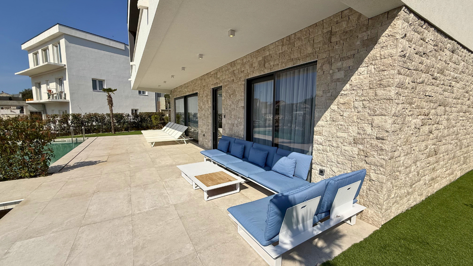 Moderna luksuzna vila v prvem vrsti ob morju &ndash; Rogoznica&excl;