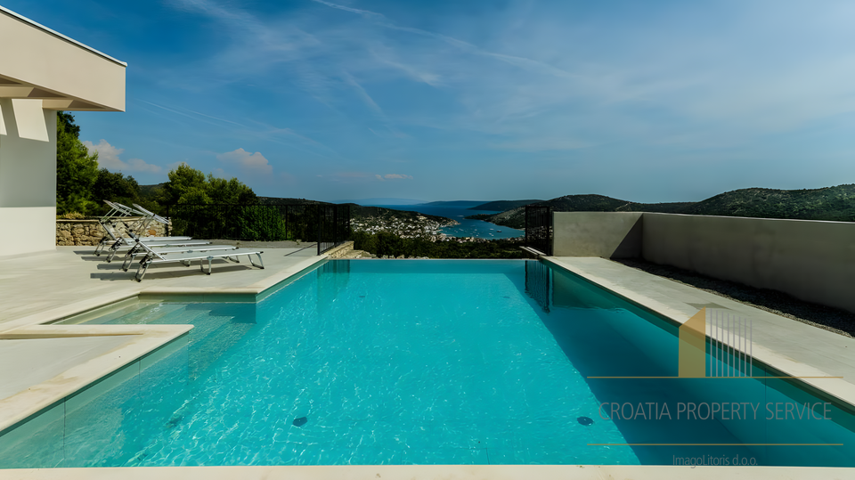 Villa di lusso con vista panoramica sul mare nei dintorni di Trogir &ndash; Vini&scaron;&cacute;e
