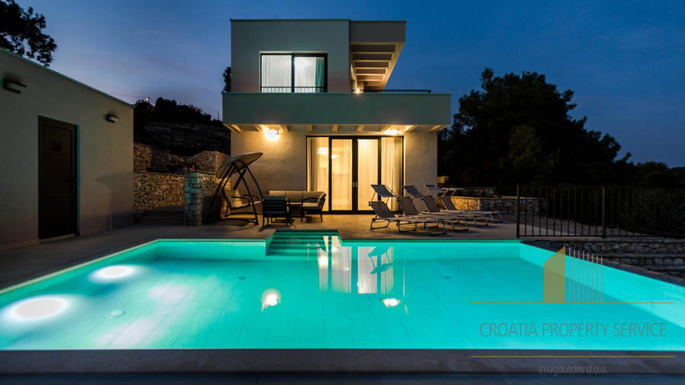 Luksuzna vila s panoramskim pogledom na more u okolici Trogira &ndash; Vini&scaron;&cacute;e<br><br>Luksuzn&iacute; vila s panoramatick&yacute;m v&yacute;hledem na mo&rcaron;e v okol&iacute; Trogiru &ndash; Vini&scaron;&cacute;e<br><br>Luksusowa willa z panoramicznym widokiem na morze w okolicach Trogiru &ndash; Vini&scaron;&cacute;e<br><br>Luxusvilla panor&aacute;m&aacute;s tengerre n&eacute;z&odblac; kil&aacute;t&aacute;ssal a Trogir k&ouml;rny&eacute;k&eacute;n &ndash; Vini&scaron;&cacute;e<br><br>&Lcy;&ucy;&kcy;&scy;&ucy;&zcy;&ncy;&acy; &vcy;&icy;&lcy;&acy; &scy;&acy; &pcy;&acy;&ncy;&ocy;&rcy;&acy;&mcy;&scy;&kcy;&icy;&mcy; &pcy;&ocy;&gcy;&lcy;&iecy;&dcy;&ocy;&mcy; &ncy;&acy; &mcy;&ocy;&rcy;&iecy; &ucy; &ocy;&kcy;&ocy;&lcy;&icy;&ncy;&icy; &Tcy;&rcy;&ocy;&gcy;&icy;&rcy;&acy; &ndash; &Vcy;&icy;&ncy;&icy;&shcy;&tshcy;&iecy;<br><br>&Rcy;&ocy;&zcy;&kcy;&iukcy;&shcy;&ncy;&acy; &vcy;&iukcy;&lcy;&lcy;&acy; &zcy; &pcy;&acy;&ncy;&ocy;&rcy;&acy;&mcy;&ncy;&icy;&mcy; &vcy;&icy;&dcy;&ocy;&mcy; &ncy;&acy; &mcy;&ocy;&rcy;&iecy; &vcy; &ocy;&kcy;&ocy;&lcy;&icy;&tscy;&yacy;&khcy; &Tcy;&rcy;&ocy;&gcy;&icy;&rcy;&acy; &ndash; &Vcy;&icy;&ncy;&icy;&shcy;&tshcy;&iecy;<br><br>&Lcy;&ucy;&kcy;&scy;&ocy;&zcy;&ncy;&acy; &vcy;&icy;&lcy;&acy; &scy; &pcy;&acy;&ncy;&ocy;&rcy;&acy;&mcy;&ncy;&acy; &gcy;&lcy;&iecy;&dcy;&kcy;&acy; &kcy;&hardcy;&mcy; &mcy;&ocy;&rcy;&iecy;&tcy;&ocy; &vcy; &ocy;&kcy;&ocy;&lcy;&ncy;&ocy;&scy;&tcy;&icy;&tcy;&iecy; &ncy;&acy; &Tcy;&rcy;&ocy;&gcy;&icy;&rcy; &ndash; &Vcy;&icy;&ncy;&icy;&shcy;&tshcy;&iecy;<br><br>Villa di lusso con vista panoramica sul mare nei dintorni di Trogir &ndash; Vini&scaron;&cacute;e<br><br>Luxury villa with panoramic sea view near Trogir &ndash; Vini&scaron;&cacute;e