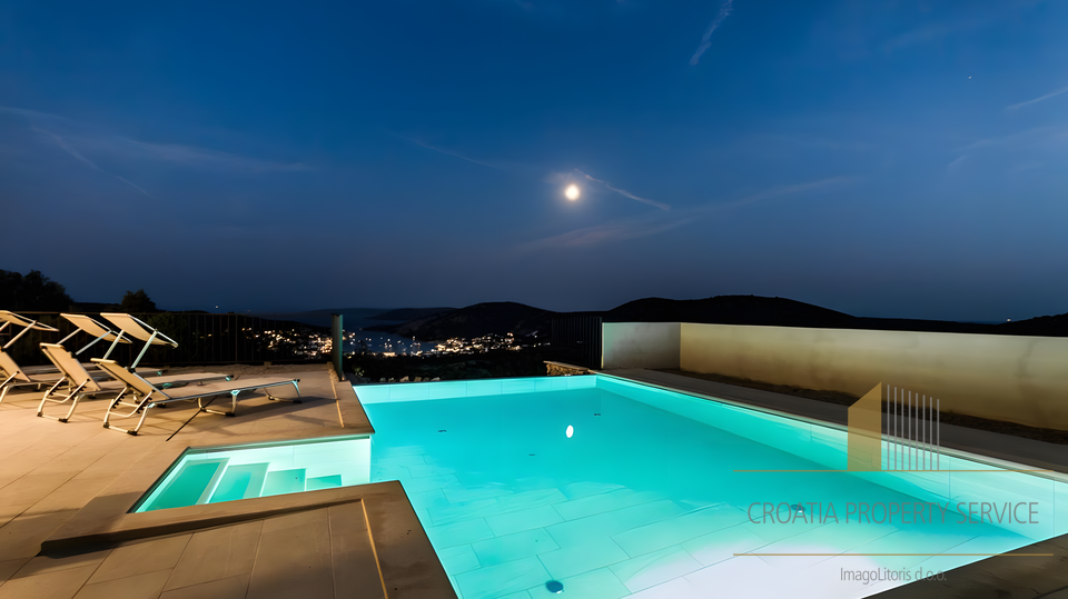 Villa di lusso con vista panoramica sul mare nei dintorni di Trogir &ndash; Vini&scaron;&cacute;e