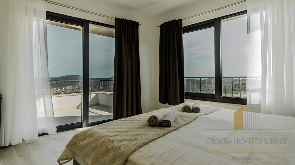 Villa di lusso con vista panoramica sul mare nei dintorni di Trogir &ndash; Vini&scaron;&cacute;e