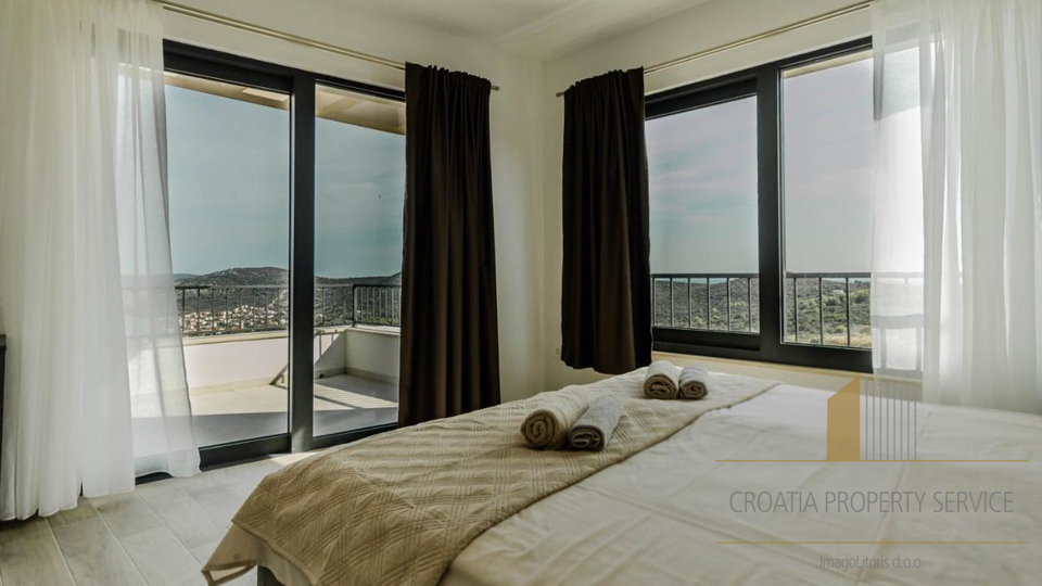 Luksuzna vila s panoramskim pogledom na more u okolici Trogira &ndash; Vini&scaron;&cacute;e<br><br>Luksuzn&iacute; vila s panoramatick&yacute;m v&yacute;hledem na mo&rcaron;e v okol&iacute; Trogiru &ndash; Vini&scaron;&cacute;e<br><br>Luksusowa willa z panoramicznym widokiem na morze w okolicach Trogiru &ndash; Vini&scaron;&cacute;e<br><br>Luxusvilla panor&aacute;m&aacute;s tengerre n&eacute;z&odblac; kil&aacute;t&aacute;ssal a Trogir k&ouml;rny&eacute;k&eacute;n &ndash; Vini&scaron;&cacute;e<br><br>&Lcy;&ucy;&kcy;&scy;&ucy;&zcy;&ncy;&acy; &vcy;&icy;&lcy;&acy; &scy;&acy; &pcy;&acy;&ncy;&ocy;&rcy;&acy;&mcy;&scy;&kcy;&icy;&mcy; &pcy;&ocy;&gcy;&lcy;&iecy;&dcy;&ocy;&mcy; &ncy;&acy; &mcy;&ocy;&rcy;&iecy; &ucy; &ocy;&kcy;&ocy;&lcy;&icy;&ncy;&icy; &Tcy;&rcy;&ocy;&gcy;&icy;&rcy;&acy; &ndash; &Vcy;&icy;&ncy;&icy;&shcy;&tshcy;&iecy;<br><br>&Rcy;&ocy;&zcy;&kcy;&iukcy;&shcy;&ncy;&acy; &vcy;&iukcy;&lcy;&lcy;&acy; &zcy; &pcy;&acy;&ncy;&ocy;&rcy;&acy;&mcy;&ncy;&icy;&mcy; &vcy;&icy;&dcy;&ocy;&mcy; &ncy;&acy; &mcy;&ocy;&rcy;&iecy; &vcy; &ocy;&kcy;&ocy;&lcy;&icy;&tscy;&yacy;&khcy; &Tcy;&rcy;&ocy;&gcy;&icy;&rcy;&acy; &ndash; &Vcy;&icy;&ncy;&icy;&shcy;&tshcy;&iecy;<br><br>&Lcy;&ucy;&kcy;&scy;&ocy;&zcy;&ncy;&acy; &vcy;&icy;&lcy;&acy; &scy; &pcy;&acy;&ncy;&ocy;&rcy;&acy;&mcy;&ncy;&acy; &gcy;&lcy;&iecy;&dcy;&kcy;&acy; &kcy;&hardcy;&mcy; &mcy;&ocy;&rcy;&iecy;&tcy;&ocy; &vcy; &ocy;&kcy;&ocy;&lcy;&ncy;&ocy;&scy;&tcy;&icy;&tcy;&iecy; &ncy;&acy; &Tcy;&rcy;&ocy;&gcy;&icy;&rcy; &ndash; &Vcy;&icy;&ncy;&icy;&shcy;&tshcy;&iecy;<br><br>Villa di lusso con vista panoramica sul mare nei dintorni di Trogir &ndash; Vini&scaron;&cacute;e<br><br>Luxury villa with panoramic sea view near Trogir &ndash; Vini&scaron;&cacute;e