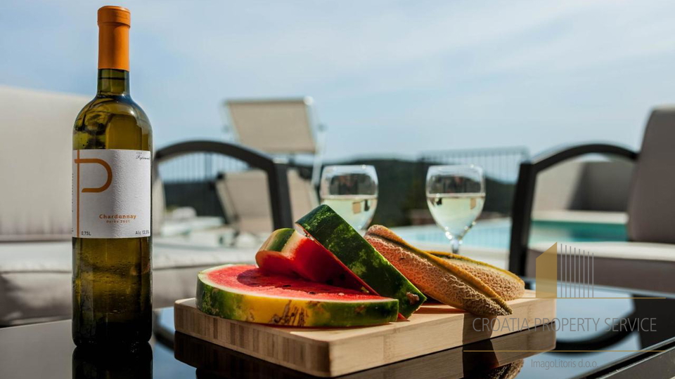 Luksuzna vila s panoramskim pogledom na more u okolici Trogira &ndash; Vini&scaron;&cacute;e<br><br>Luksuzn&iacute; vila s panoramatick&yacute;m v&yacute;hledem na mo&rcaron;e v okol&iacute; Trogiru &ndash; Vini&scaron;&cacute;e<br><br>Luksusowa willa z panoramicznym widokiem na morze w okolicach Trogiru &ndash; Vini&scaron;&cacute;e<br><br>Luxusvilla panor&aacute;m&aacute;s tengerre n&eacute;z&odblac; kil&aacute;t&aacute;ssal a Trogir k&ouml;rny&eacute;k&eacute;n &ndash; Vini&scaron;&cacute;e<br><br>&Lcy;&ucy;&kcy;&scy;&ucy;&zcy;&ncy;&acy; &vcy;&icy;&lcy;&acy; &scy;&acy; &pcy;&acy;&ncy;&ocy;&rcy;&acy;&mcy;&scy;&kcy;&icy;&mcy; &pcy;&ocy;&gcy;&lcy;&iecy;&dcy;&ocy;&mcy; &ncy;&acy; &mcy;&ocy;&rcy;&iecy; &ucy; &ocy;&kcy;&ocy;&lcy;&icy;&ncy;&icy; &Tcy;&rcy;&ocy;&gcy;&icy;&rcy;&acy; &ndash; &Vcy;&icy;&ncy;&icy;&shcy;&tshcy;&iecy;<br><br>&Rcy;&ocy;&zcy;&kcy;&iukcy;&shcy;&ncy;&acy; &vcy;&iukcy;&lcy;&lcy;&acy; &zcy; &pcy;&acy;&ncy;&ocy;&rcy;&acy;&mcy;&ncy;&icy;&mcy; &vcy;&icy;&dcy;&ocy;&mcy; &ncy;&acy; &mcy;&ocy;&rcy;&iecy; &vcy; &ocy;&kcy;&ocy;&lcy;&icy;&tscy;&yacy;&khcy; &Tcy;&rcy;&ocy;&gcy;&icy;&rcy;&acy; &ndash; &Vcy;&icy;&ncy;&icy;&shcy;&tshcy;&iecy;<br><br>&Lcy;&ucy;&kcy;&scy;&ocy;&zcy;&ncy;&acy; &vcy;&icy;&lcy;&acy; &scy; &pcy;&acy;&ncy;&ocy;&rcy;&acy;&mcy;&ncy;&acy; &gcy;&lcy;&iecy;&dcy;&kcy;&acy; &kcy;&hardcy;&mcy; &mcy;&ocy;&rcy;&iecy;&tcy;&ocy; &vcy; &ocy;&kcy;&ocy;&lcy;&ncy;&ocy;&scy;&tcy;&icy;&tcy;&iecy; &ncy;&acy; &Tcy;&rcy;&ocy;&gcy;&icy;&rcy; &ndash; &Vcy;&icy;&ncy;&icy;&shcy;&tshcy;&iecy;<br><br>Villa di lusso con vista panoramica sul mare nei dintorni di Trogir &ndash; Vini&scaron;&cacute;e<br><br>Luxury villa with panoramic sea view near Trogir &ndash; Vini&scaron;&cacute;e