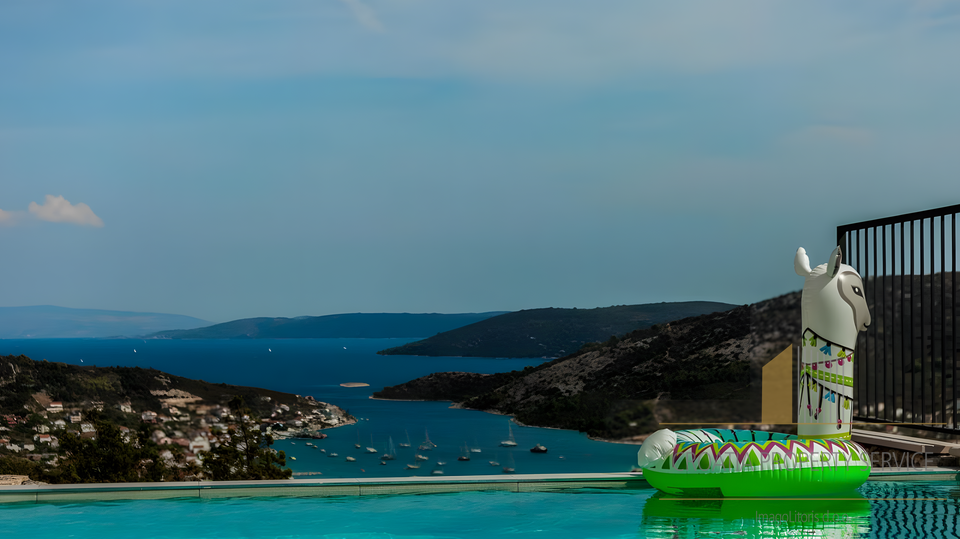 Villa di lusso con vista panoramica sul mare nei dintorni di Trogir &ndash; Vini&scaron;&cacute;e