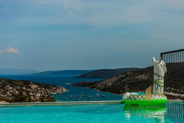 Luxusvilla mit Panoramablick auf das Meer in der Nähe von Trogir!