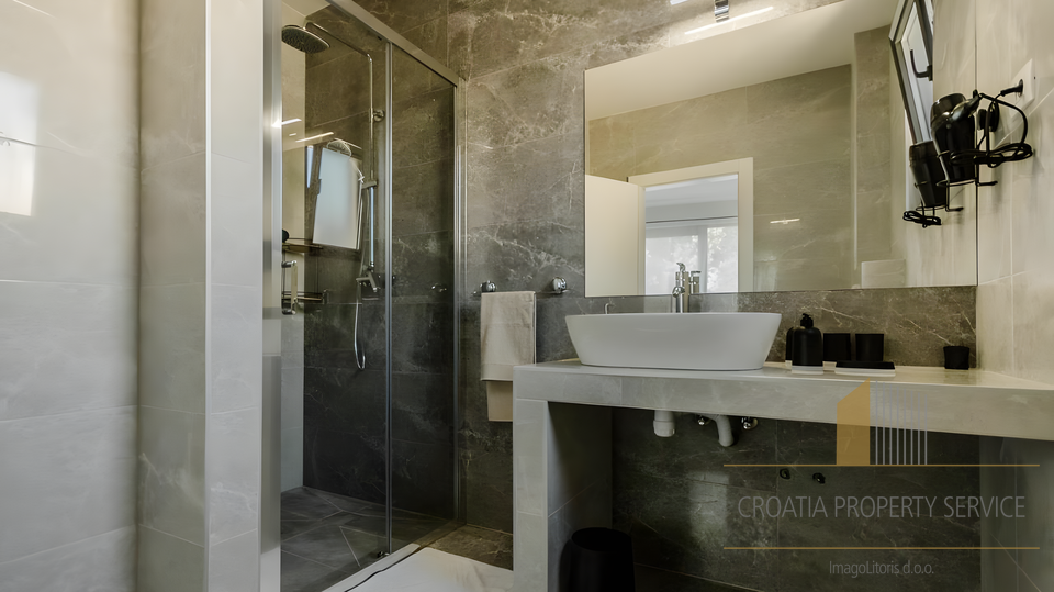 Villa di lusso con vista panoramica sul mare nei dintorni di Trogir &ndash; Vini&scaron;&cacute;e