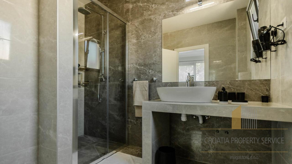 Luksuzna vila s panoramskim pogledom na more u okolici Trogira &ndash; Vini&scaron;&cacute;e<br><br>Luksuzn&iacute; vila s panoramatick&yacute;m v&yacute;hledem na mo&rcaron;e v okol&iacute; Trogiru &ndash; Vini&scaron;&cacute;e<br><br>Luksusowa willa z panoramicznym widokiem na morze w okolicach Trogiru &ndash; Vini&scaron;&cacute;e<br><br>Luxusvilla panor&aacute;m&aacute;s tengerre n&eacute;z&odblac; kil&aacute;t&aacute;ssal a Trogir k&ouml;rny&eacute;k&eacute;n &ndash; Vini&scaron;&cacute;e<br><br>&Lcy;&ucy;&kcy;&scy;&ucy;&zcy;&ncy;&acy; &vcy;&icy;&lcy;&acy; &scy;&acy; &pcy;&acy;&ncy;&ocy;&rcy;&acy;&mcy;&scy;&kcy;&icy;&mcy; &pcy;&ocy;&gcy;&lcy;&iecy;&dcy;&ocy;&mcy; &ncy;&acy; &mcy;&ocy;&rcy;&iecy; &ucy; &ocy;&kcy;&ocy;&lcy;&icy;&ncy;&icy; &Tcy;&rcy;&ocy;&gcy;&icy;&rcy;&acy; &ndash; &Vcy;&icy;&ncy;&icy;&shcy;&tshcy;&iecy;<br><br>&Rcy;&ocy;&zcy;&kcy;&iukcy;&shcy;&ncy;&acy; &vcy;&iukcy;&lcy;&lcy;&acy; &zcy; &pcy;&acy;&ncy;&ocy;&rcy;&acy;&mcy;&ncy;&icy;&mcy; &vcy;&icy;&dcy;&ocy;&mcy; &ncy;&acy; &mcy;&ocy;&rcy;&iecy; &vcy; &ocy;&kcy;&ocy;&lcy;&icy;&tscy;&yacy;&khcy; &Tcy;&rcy;&ocy;&gcy;&icy;&rcy;&acy; &ndash; &Vcy;&icy;&ncy;&icy;&shcy;&tshcy;&iecy;<br><br>&Lcy;&ucy;&kcy;&scy;&ocy;&zcy;&ncy;&acy; &vcy;&icy;&lcy;&acy; &scy; &pcy;&acy;&ncy;&ocy;&rcy;&acy;&mcy;&ncy;&acy; &gcy;&lcy;&iecy;&dcy;&kcy;&acy; &kcy;&hardcy;&mcy; &mcy;&ocy;&rcy;&iecy;&tcy;&ocy; &vcy; &ocy;&kcy;&ocy;&lcy;&ncy;&ocy;&scy;&tcy;&icy;&tcy;&iecy; &ncy;&acy; &Tcy;&rcy;&ocy;&gcy;&icy;&rcy; &ndash; &Vcy;&icy;&ncy;&icy;&shcy;&tshcy;&iecy;<br><br>Villa di lusso con vista panoramica sul mare nei dintorni di Trogir &ndash; Vini&scaron;&cacute;e<br><br>Luxury villa with panoramic sea view near Trogir &ndash; Vini&scaron;&cacute;e