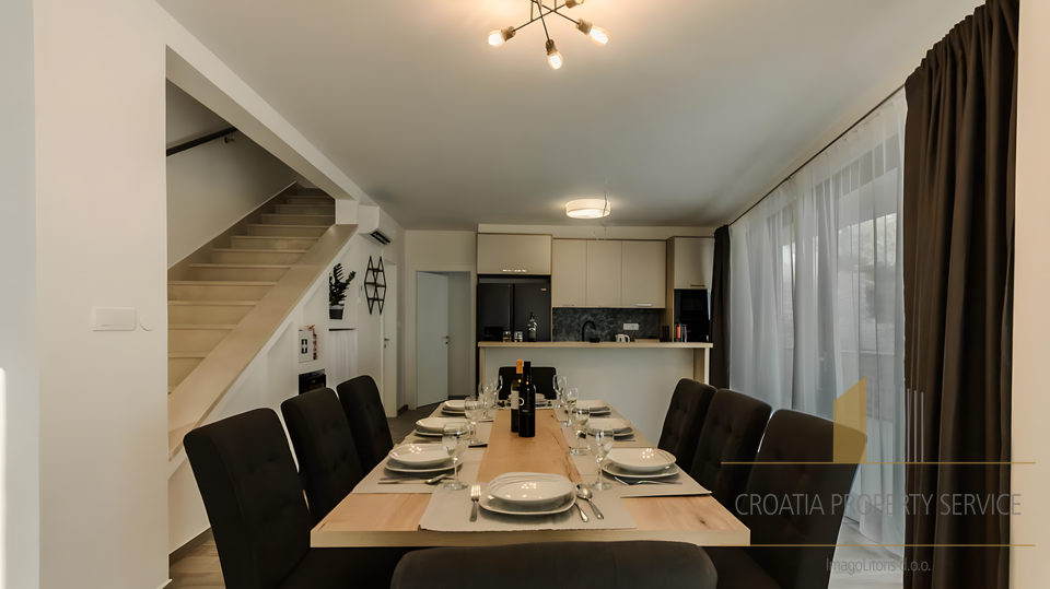 Villa di lusso con vista panoramica sul mare nei dintorni di Trogir &ndash; Vini&scaron;&cacute;e