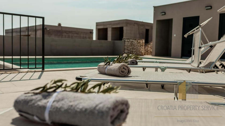 Luksuzna vila s panoramskim pogledom na more u okolici Trogira &ndash; Vini&scaron;&cacute;e<br><br>Luksuzn&iacute; vila s panoramatick&yacute;m v&yacute;hledem na mo&rcaron;e v okol&iacute; Trogiru &ndash; Vini&scaron;&cacute;e<br><br>Luksusowa willa z panoramicznym widokiem na morze w okolicach Trogiru &ndash; Vini&scaron;&cacute;e<br><br>Luxusvilla panor&aacute;m&aacute;s tengerre n&eacute;z&odblac; kil&aacute;t&aacute;ssal a Trogir k&ouml;rny&eacute;k&eacute;n &ndash; Vini&scaron;&cacute;e<br><br>&Lcy;&ucy;&kcy;&scy;&ucy;&zcy;&ncy;&acy; &vcy;&icy;&lcy;&acy; &scy;&acy; &pcy;&acy;&ncy;&ocy;&rcy;&acy;&mcy;&scy;&kcy;&icy;&mcy; &pcy;&ocy;&gcy;&lcy;&iecy;&dcy;&ocy;&mcy; &ncy;&acy; &mcy;&ocy;&rcy;&iecy; &ucy; &ocy;&kcy;&ocy;&lcy;&icy;&ncy;&icy; &Tcy;&rcy;&ocy;&gcy;&icy;&rcy;&acy; &ndash; &Vcy;&icy;&ncy;&icy;&shcy;&tshcy;&iecy;<br><br>&Rcy;&ocy;&zcy;&kcy;&iukcy;&shcy;&ncy;&acy; &vcy;&iukcy;&lcy;&lcy;&acy; &zcy; &pcy;&acy;&ncy;&ocy;&rcy;&acy;&mcy;&ncy;&icy;&mcy; &vcy;&icy;&dcy;&ocy;&mcy; &ncy;&acy; &mcy;&ocy;&rcy;&iecy; &vcy; &ocy;&kcy;&ocy;&lcy;&icy;&tscy;&yacy;&khcy; &Tcy;&rcy;&ocy;&gcy;&icy;&rcy;&acy; &ndash; &Vcy;&icy;&ncy;&icy;&shcy;&tshcy;&iecy;<br><br>&Lcy;&ucy;&kcy;&scy;&ocy;&zcy;&ncy;&acy; &vcy;&icy;&lcy;&acy; &scy; &pcy;&acy;&ncy;&ocy;&rcy;&acy;&mcy;&ncy;&acy; &gcy;&lcy;&iecy;&dcy;&kcy;&acy; &kcy;&hardcy;&mcy; &mcy;&ocy;&rcy;&iecy;&tcy;&ocy; &vcy; &ocy;&kcy;&ocy;&lcy;&ncy;&ocy;&scy;&tcy;&icy;&tcy;&iecy; &ncy;&acy; &Tcy;&rcy;&ocy;&gcy;&icy;&rcy; &ndash; &Vcy;&icy;&ncy;&icy;&shcy;&tshcy;&iecy;<br><br>Villa di lusso con vista panoramica sul mare nei dintorni di Trogir &ndash; Vini&scaron;&cacute;e<br><br>Luxury villa with panoramic sea view near Trogir &ndash; Vini&scaron;&cacute;e