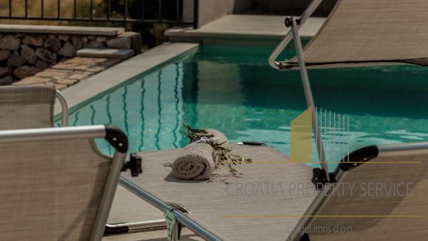 Luksuzna vila s panoramskim pogledom na more u okolici Trogira &ndash; Vini&scaron;&cacute;e<br><br>Luksuzn&iacute; vila s panoramatick&yacute;m v&yacute;hledem na mo&rcaron;e v okol&iacute; Trogiru &ndash; Vini&scaron;&cacute;e<br><br>Luksusowa willa z panoramicznym widokiem na morze w okolicach Trogiru &ndash; Vini&scaron;&cacute;e<br><br>Luxusvilla panor&aacute;m&aacute;s tengerre n&eacute;z&odblac; kil&aacute;t&aacute;ssal a Trogir k&ouml;rny&eacute;k&eacute;n &ndash; Vini&scaron;&cacute;e<br><br>&Lcy;&ucy;&kcy;&scy;&ucy;&zcy;&ncy;&acy; &vcy;&icy;&lcy;&acy; &scy;&acy; &pcy;&acy;&ncy;&ocy;&rcy;&acy;&mcy;&scy;&kcy;&icy;&mcy; &pcy;&ocy;&gcy;&lcy;&iecy;&dcy;&ocy;&mcy; &ncy;&acy; &mcy;&ocy;&rcy;&iecy; &ucy; &ocy;&kcy;&ocy;&lcy;&icy;&ncy;&icy; &Tcy;&rcy;&ocy;&gcy;&icy;&rcy;&acy; &ndash; &Vcy;&icy;&ncy;&icy;&shcy;&tshcy;&iecy;<br><br>&Rcy;&ocy;&zcy;&kcy;&iukcy;&shcy;&ncy;&acy; &vcy;&iukcy;&lcy;&lcy;&acy; &zcy; &pcy;&acy;&ncy;&ocy;&rcy;&acy;&mcy;&ncy;&icy;&mcy; &vcy;&icy;&dcy;&ocy;&mcy; &ncy;&acy; &mcy;&ocy;&rcy;&iecy; &vcy; &ocy;&kcy;&ocy;&lcy;&icy;&tscy;&yacy;&khcy; &Tcy;&rcy;&ocy;&gcy;&icy;&rcy;&acy; &ndash; &Vcy;&icy;&ncy;&icy;&shcy;&tshcy;&iecy;<br><br>&Lcy;&ucy;&kcy;&scy;&ocy;&zcy;&ncy;&acy; &vcy;&icy;&lcy;&acy; &scy; &pcy;&acy;&ncy;&ocy;&rcy;&acy;&mcy;&ncy;&acy; &gcy;&lcy;&iecy;&dcy;&kcy;&acy; &kcy;&hardcy;&mcy; &mcy;&ocy;&rcy;&iecy;&tcy;&ocy; &vcy; &ocy;&kcy;&ocy;&lcy;&ncy;&ocy;&scy;&tcy;&icy;&tcy;&iecy; &ncy;&acy; &Tcy;&rcy;&ocy;&gcy;&icy;&rcy; &ndash; &Vcy;&icy;&ncy;&icy;&shcy;&tshcy;&iecy;<br><br>Villa di lusso con vista panoramica sul mare nei dintorni di Trogir &ndash; Vini&scaron;&cacute;e<br><br>Luxury villa with panoramic sea view near Trogir &ndash; Vini&scaron;&cacute;e