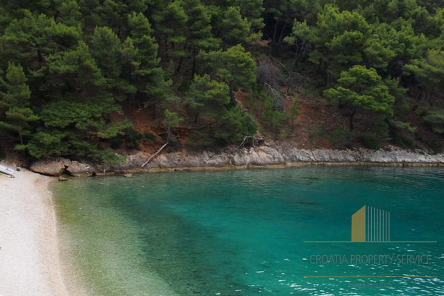 EXCLUSIVE land on the FRONT LINE in a fantastic bay on Hvar!