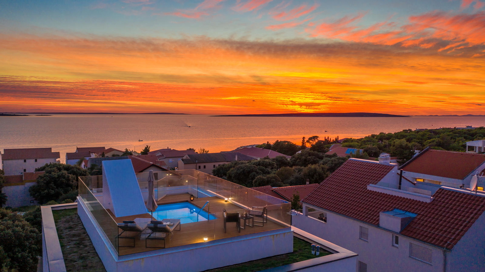 Luksuzni stan s privatnim bazenom i panoramskim pogledom na more &ndash; Mandre&comma; Pag