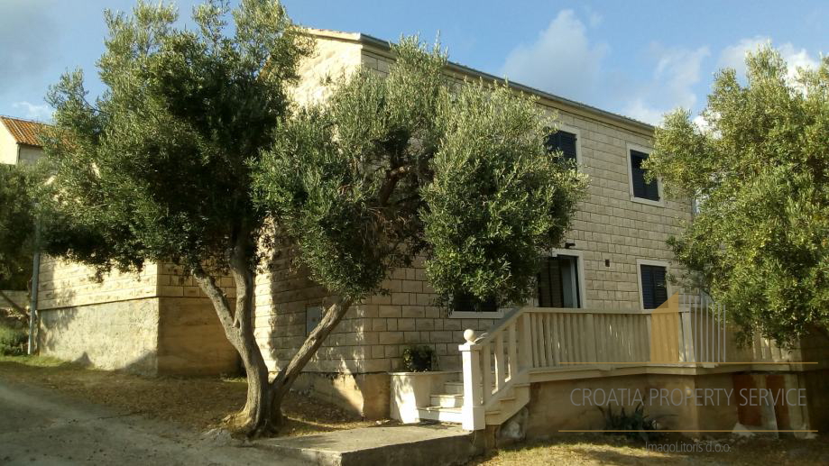 STONE HOUSE ON THE ISLAND OF BRAČ, ONLY 150 METERS FROM THE SEA