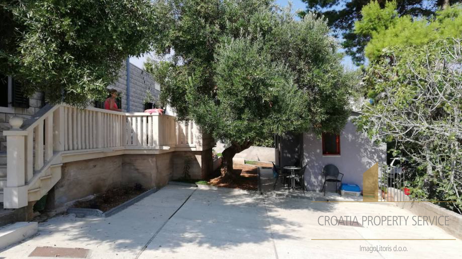 STONE HOUSE ON THE ISLAND OF BRAČ, ONLY 150 METERS FROM THE SEA