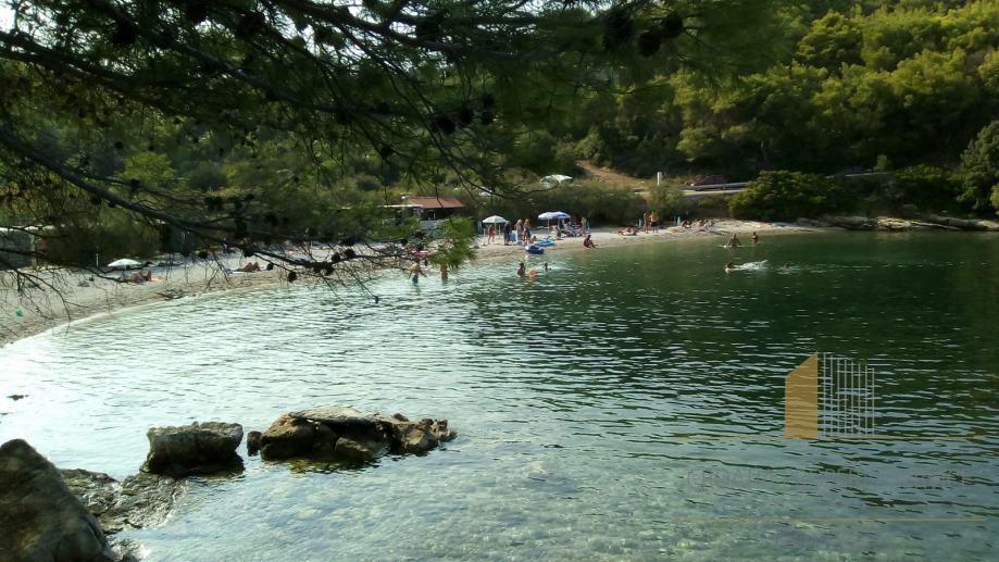 STONE HOUSE ON THE ISLAND OF BRAČ, ONLY 150 METERS FROM THE SEA