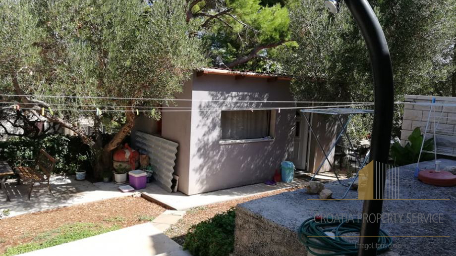 STONE HOUSE ON THE ISLAND OF BRAČ, ONLY 150 METERS FROM THE SEA