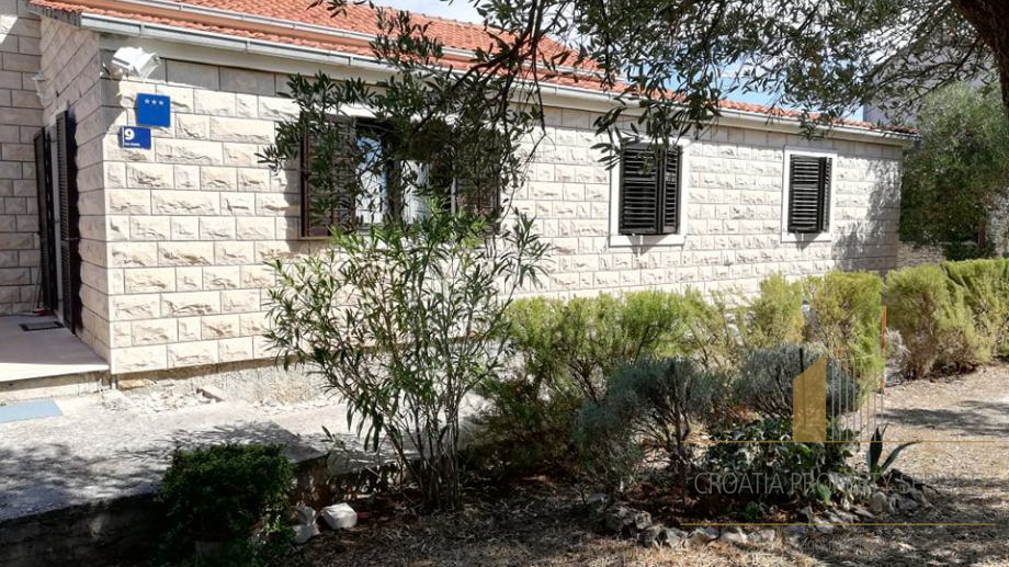 STONE HOUSE ON THE ISLAND OF BRAČ, ONLY 150 METERS FROM THE SEA