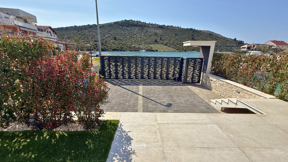 Moderna luksuzna vila v prvem vrsti ob morju &ndash; Rogoznica&excl;