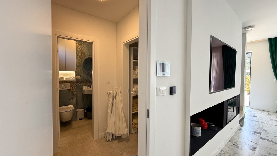 Moderna luksuzna vila v prvem vrsti ob morju &ndash; Rogoznica&excl;