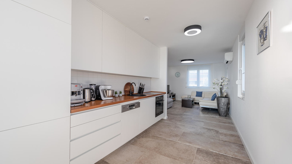 Luksuzni stan s privatnim bazenom i panoramskim pogledom na more &ndash; Mandre&comma; Pag